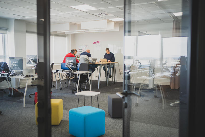 Reunión de equipo en el Dock - área de innovación