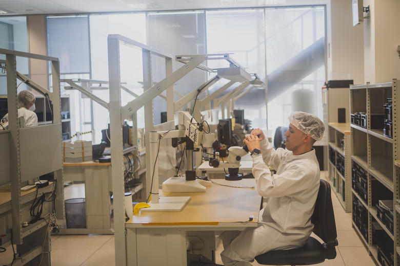 Puesto de inspección de tarjetas en el área limpia de Airbus Crisa