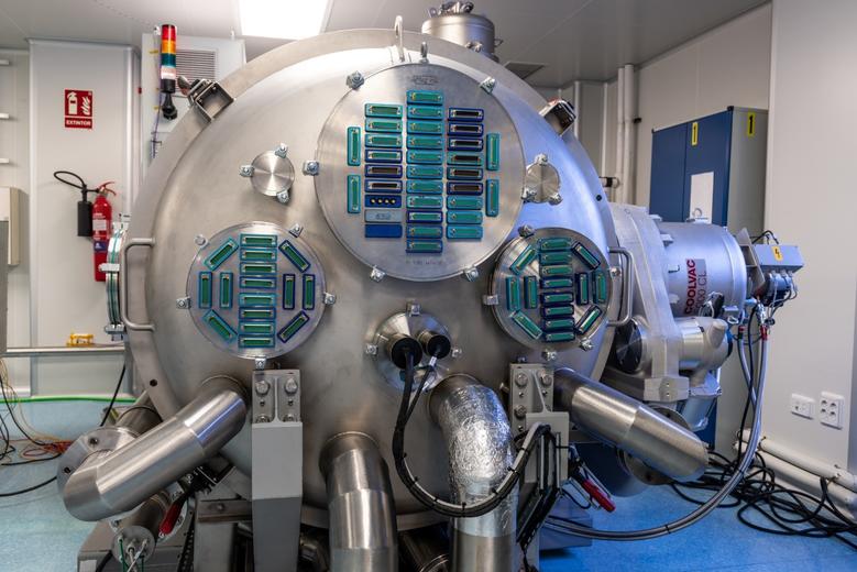 Vacuum chamber: testing space conditions